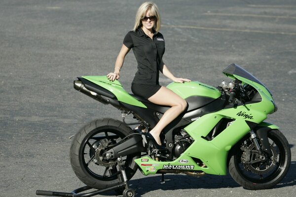 Das Mädchen hat eine grüne Kawasaki ZX6