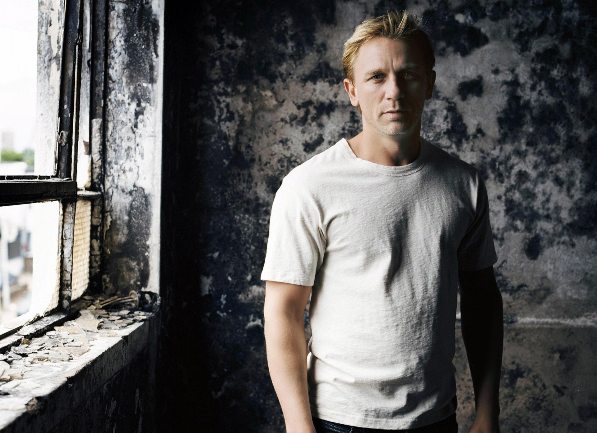 daniel blond james bond vue acteur blond fenêtre maison abandonnée t-shirt blanc célébrité garçon visage