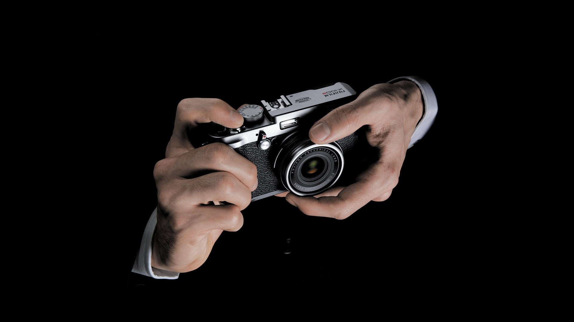 фотоаппарат фотокамера x100s руки мужчина фотограф объектив