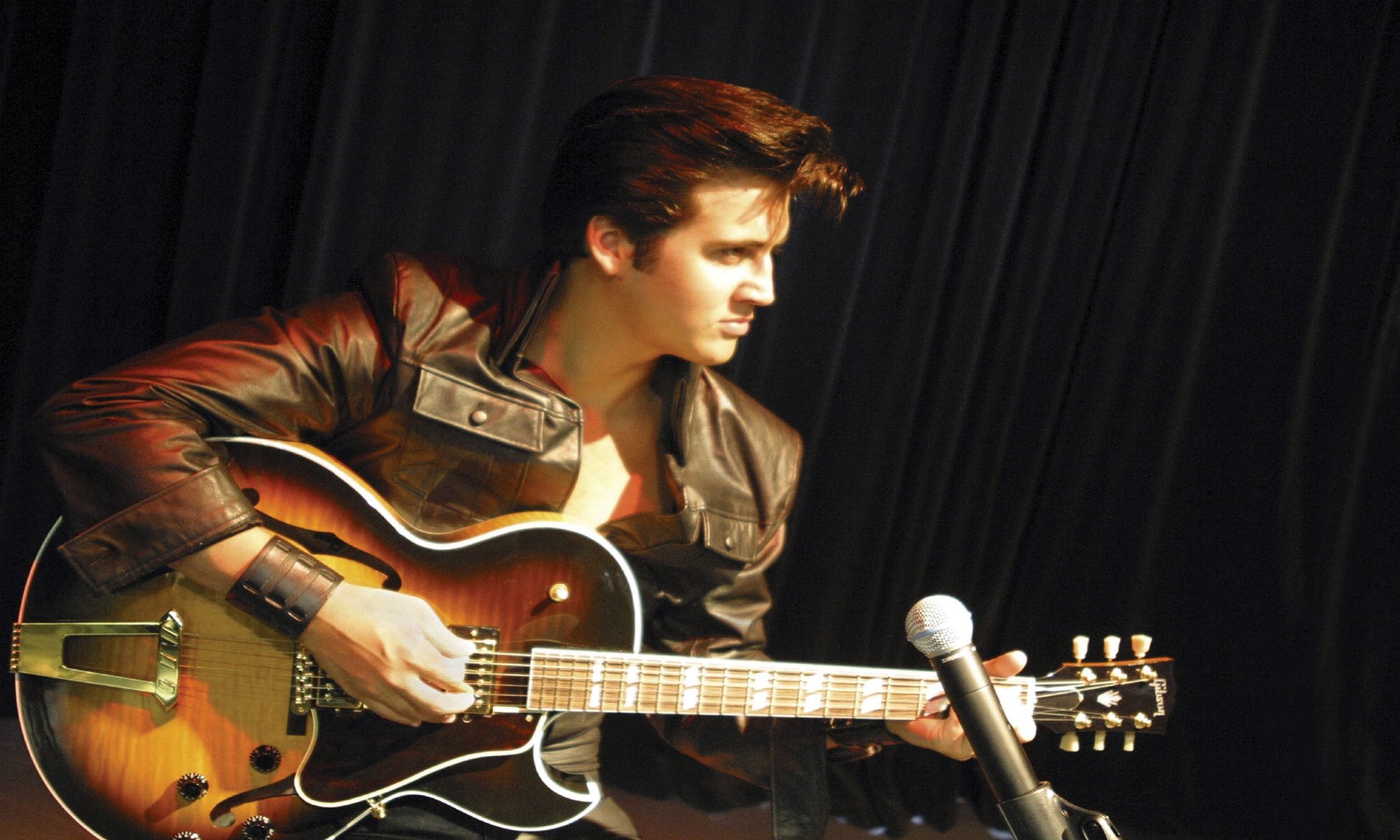 elvis presley guitare légende hommes instruments de musique guitare électrique étoile célébrité chanteur chant guy profil chant interprète microphone scène performance