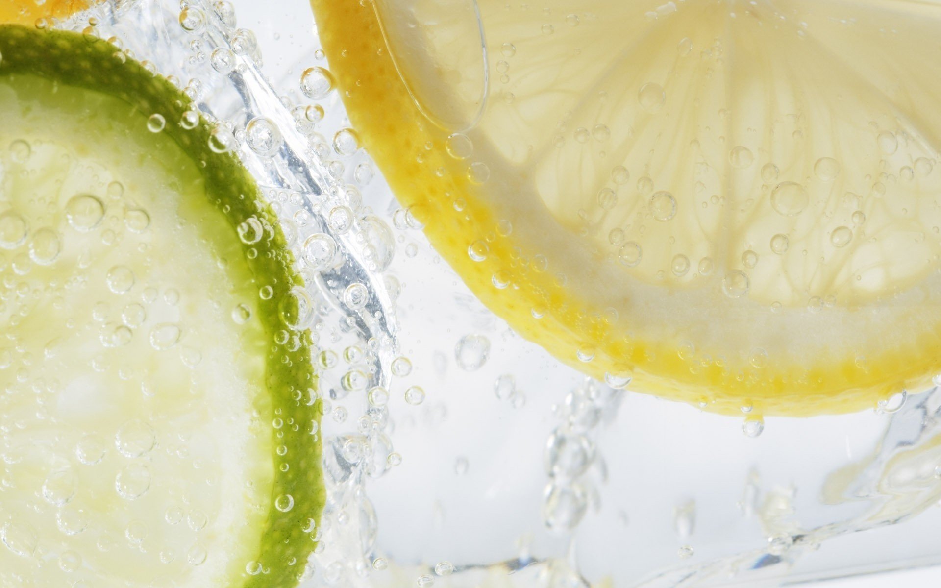 acqua con bolle limone lime bevanda