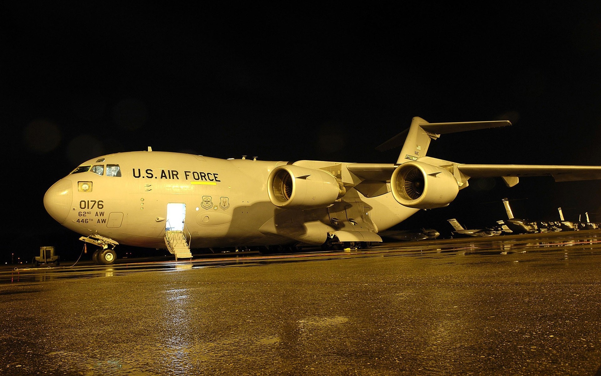 c-17 boeing flugzeug nacht schwarz gelb