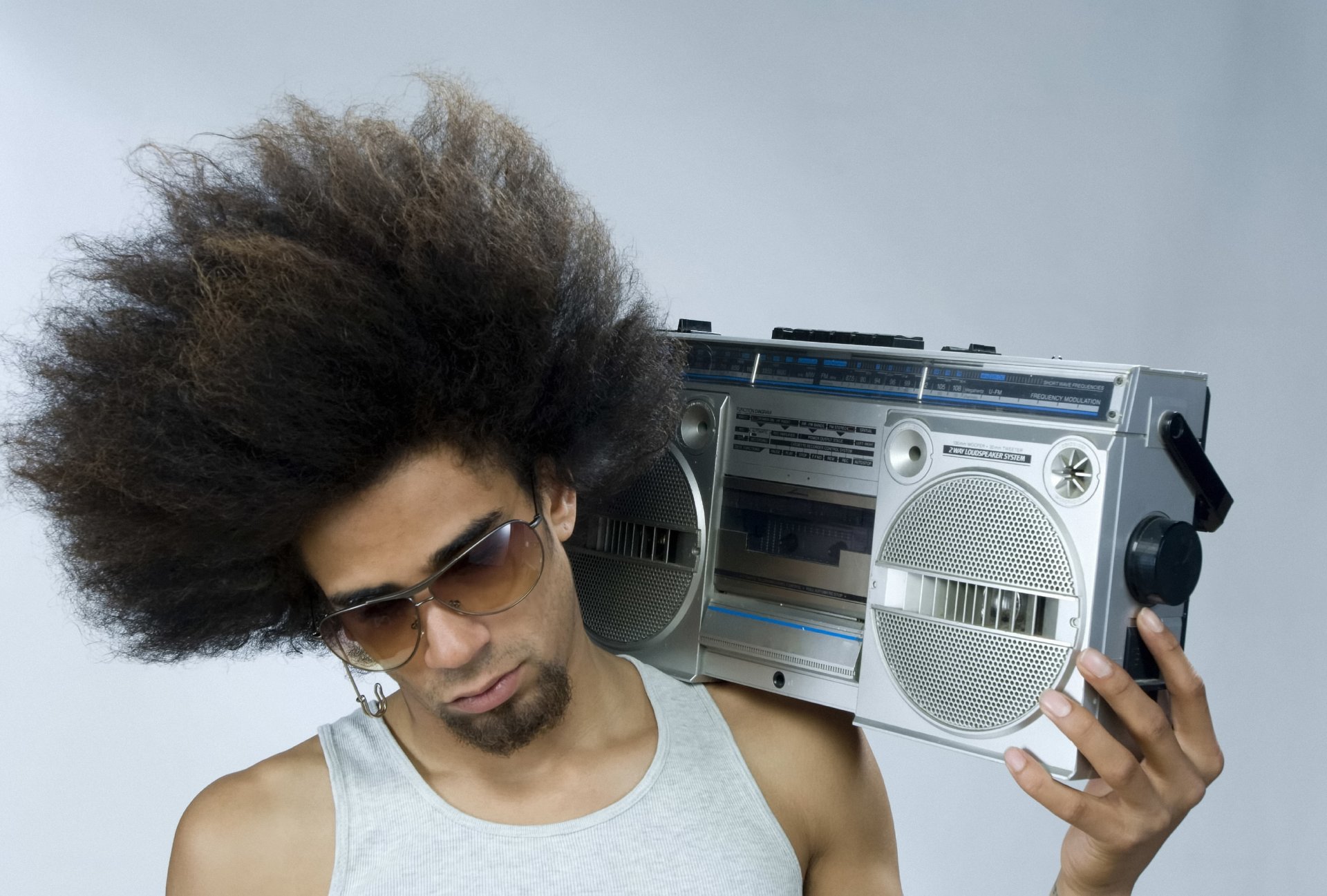 peinado exuberante grabadora estilo retrato música gafas pelo camiseta fondo cara