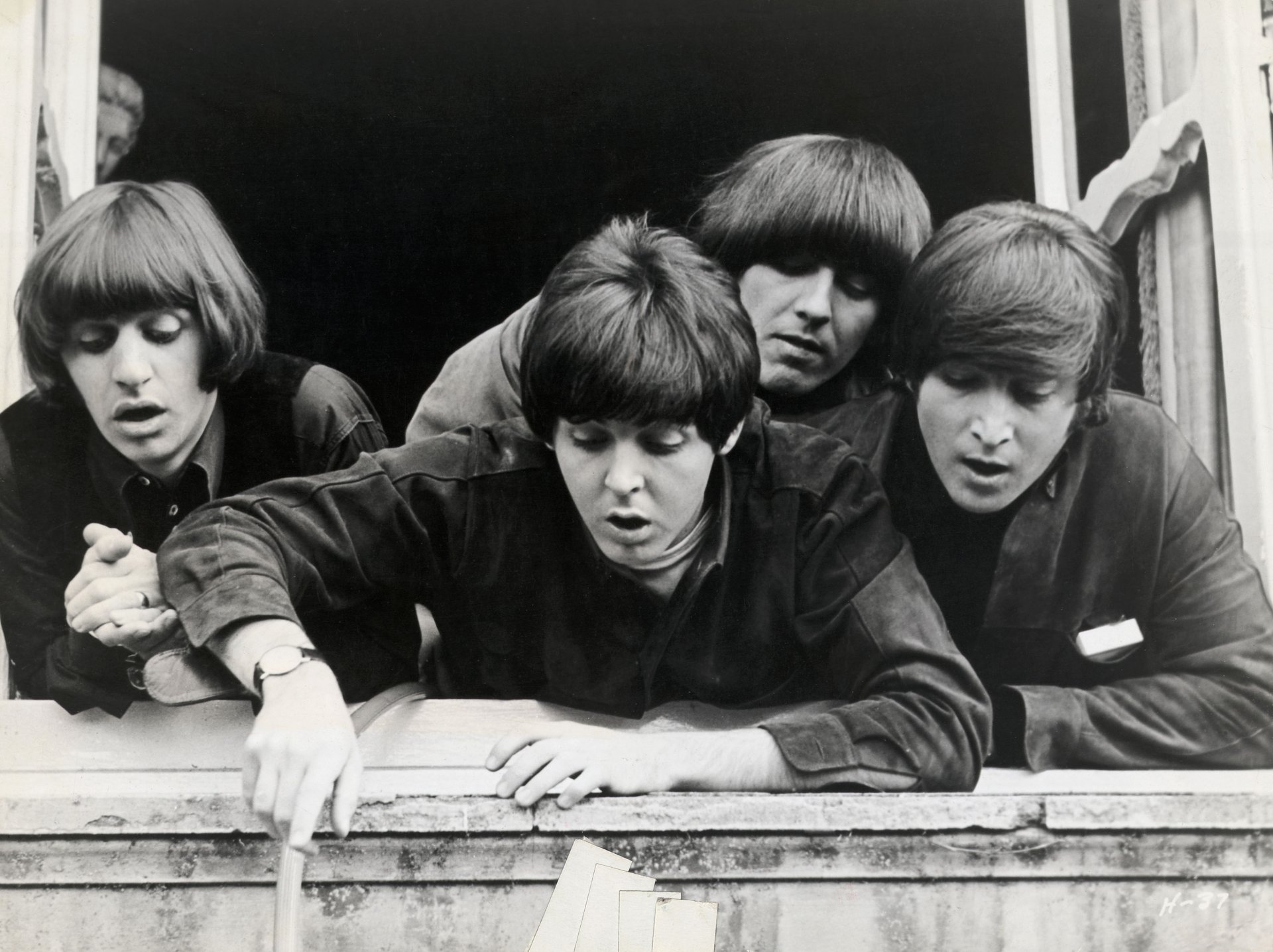 les beatles quatuor légende hommes collectif photo vieux rétro seuil hauteur regard vers le bas quatre fenêtre