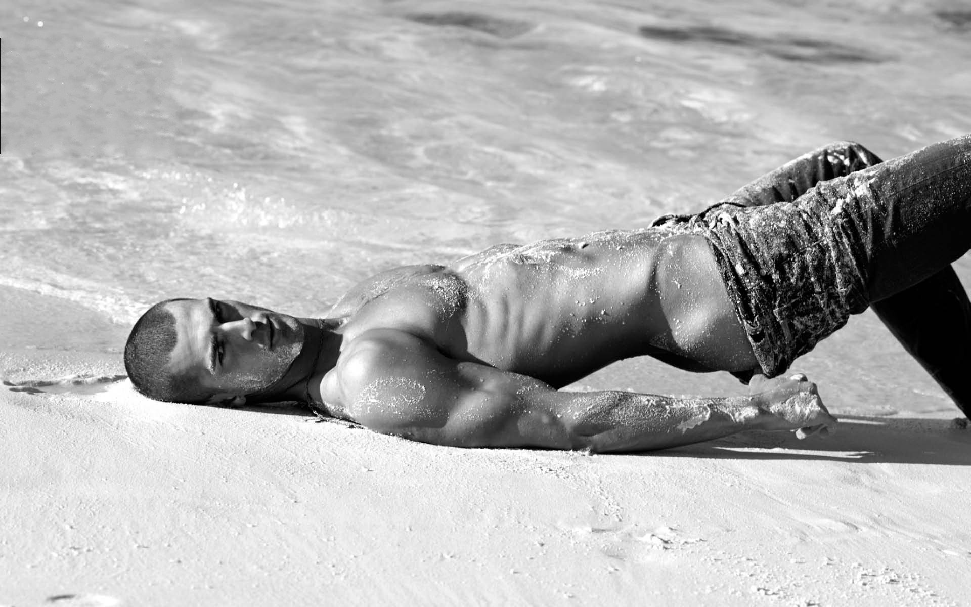 chico playa músculos mirada jock sexy erótica arena torso gris cara blanco negro