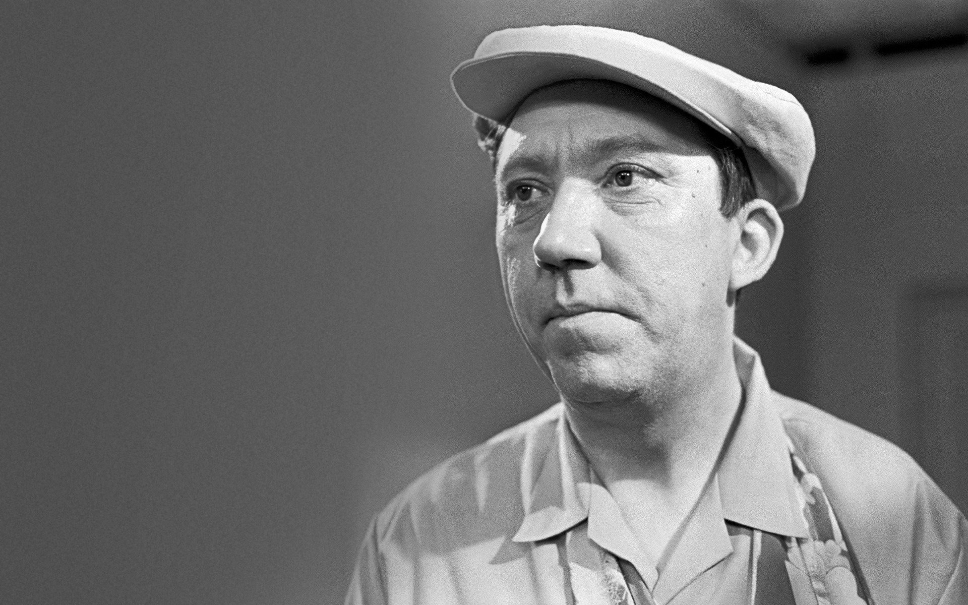 casquette sourire avec les yeux yuri nikulin acteur portrait acteurs de cinéma regard clowns urss union soviétique passé casquette fond gris yeux visage noir et blanc