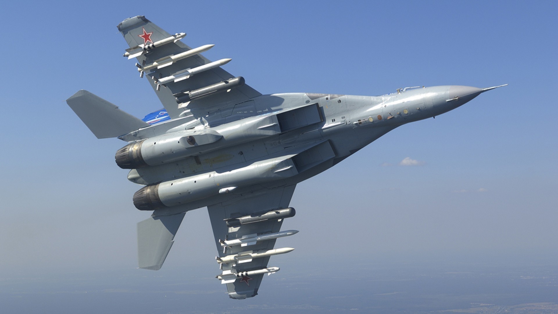 cielo gris avión mig-35