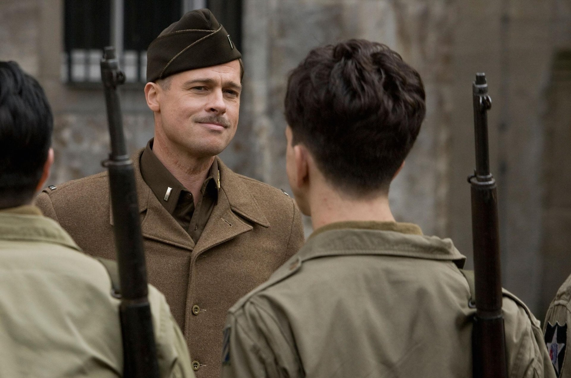 uniforme militaire jeunes hommes armes hommes acteurs de cinéma cinéma brad pitt