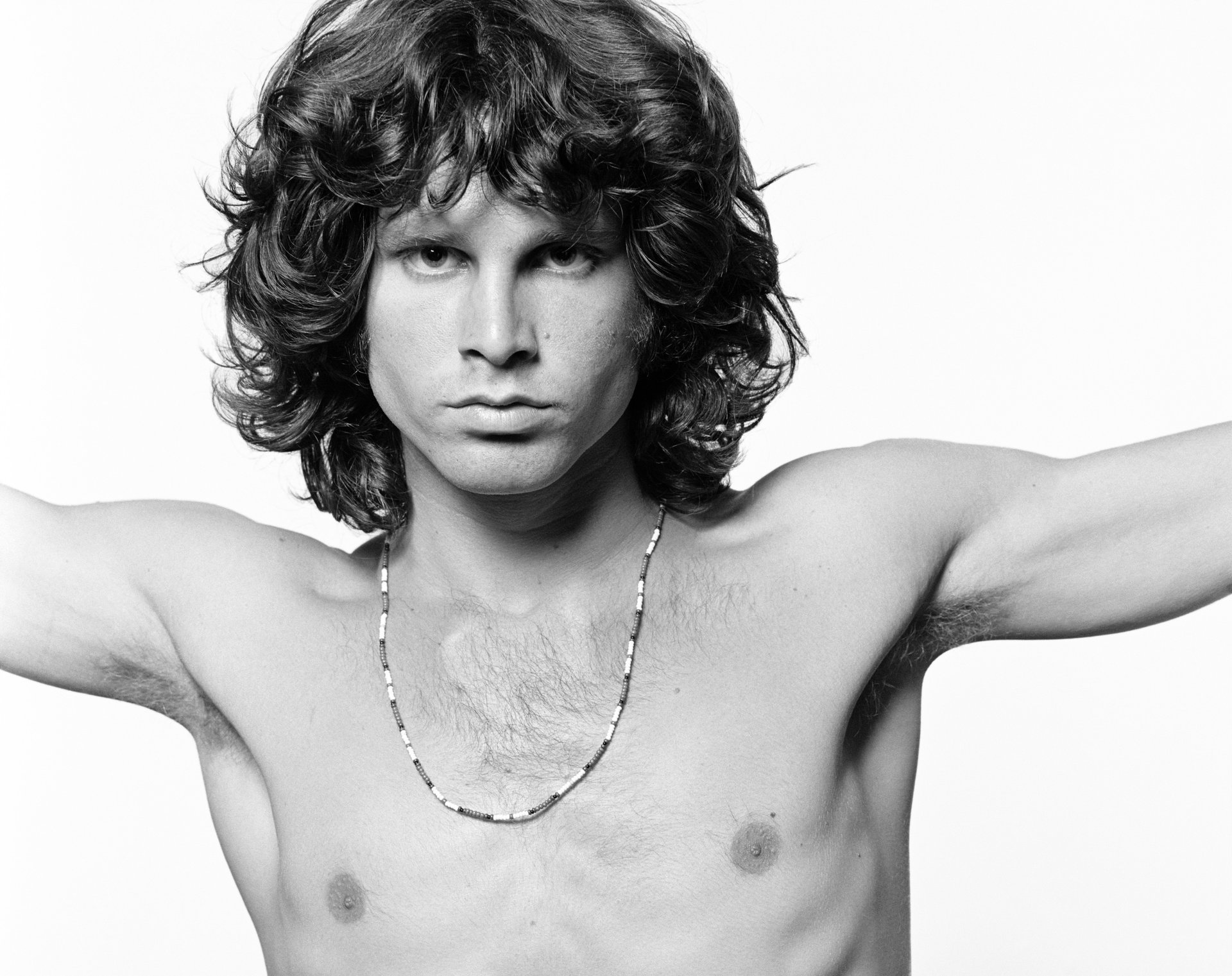 jim morrison coochery młody mężczyzna spojrzenie portret b-w ciało łańcuch loki przystojny chłopak celebrytka oczy twarz czarnobiel