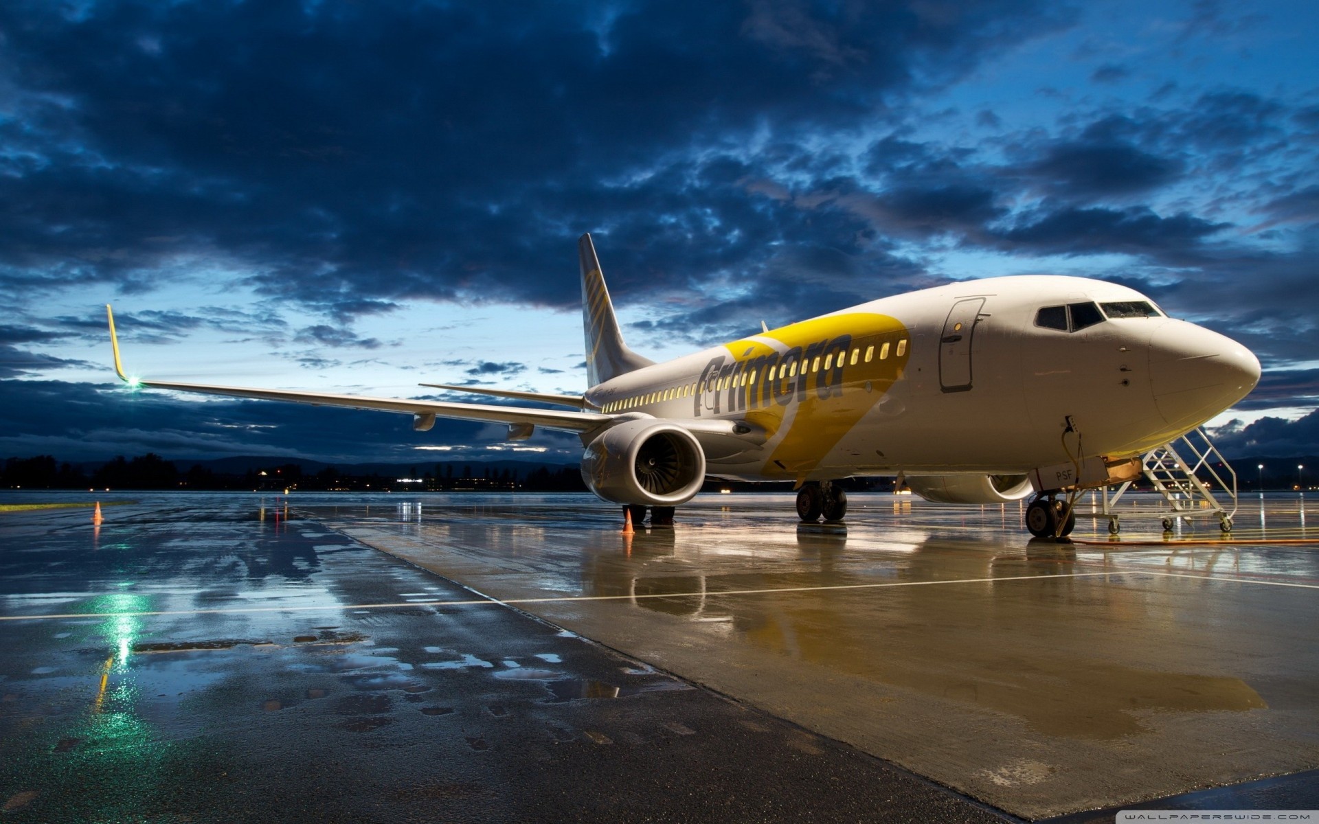 am abend strecke flugzeug wolken blauer himmel