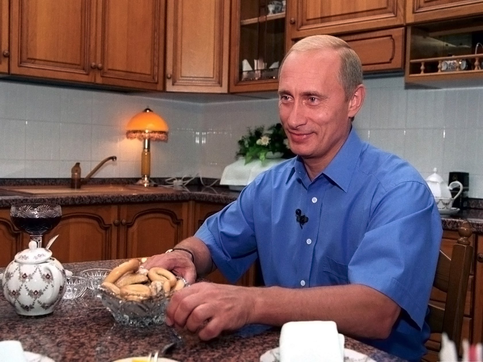 premier ministre candidat dans la cuisine poutine vase en cristal vue politique portrait président personnalité politicien sourire bouilloire partie de thé biscuits yeux visage