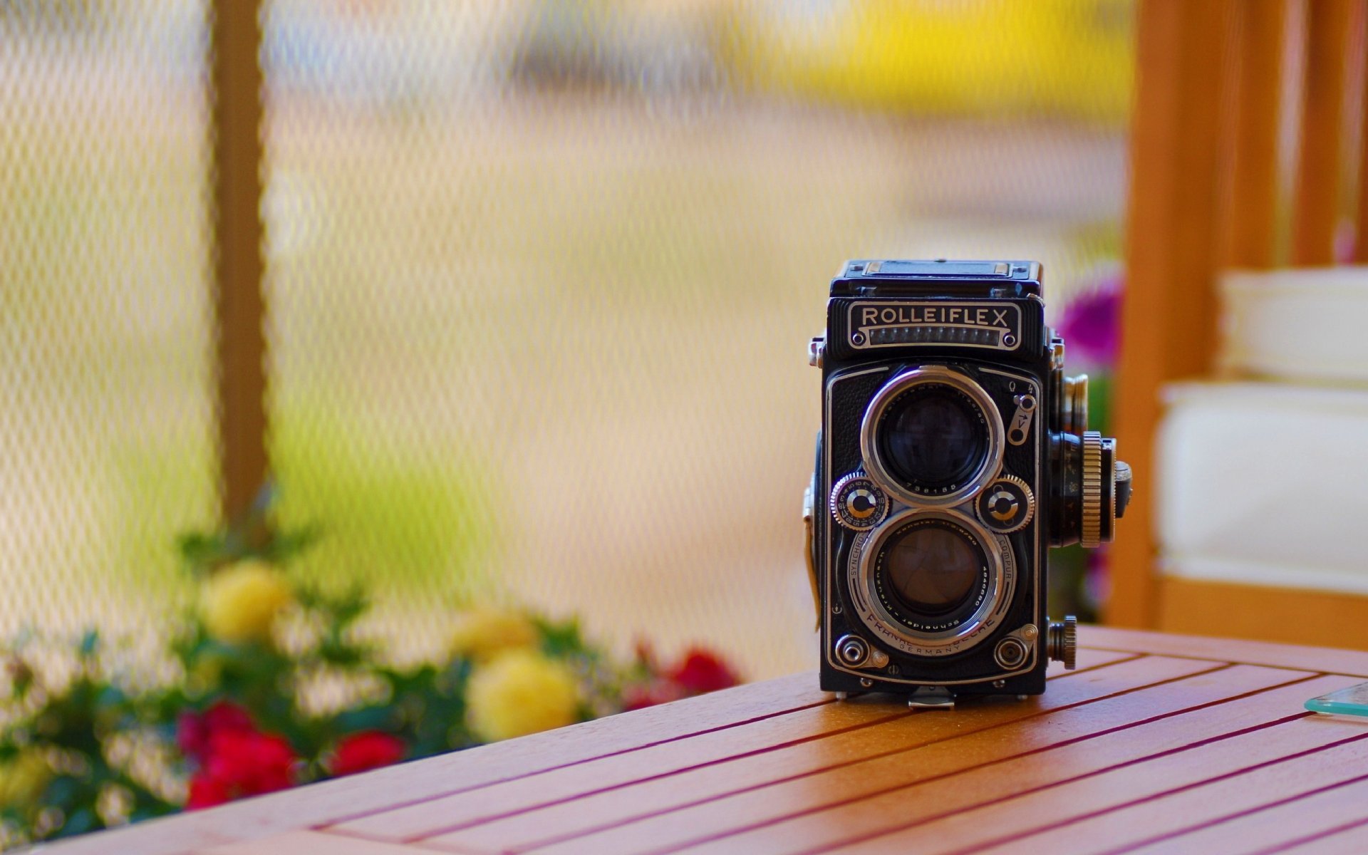 aparat fotograficzny rolleiflex stół