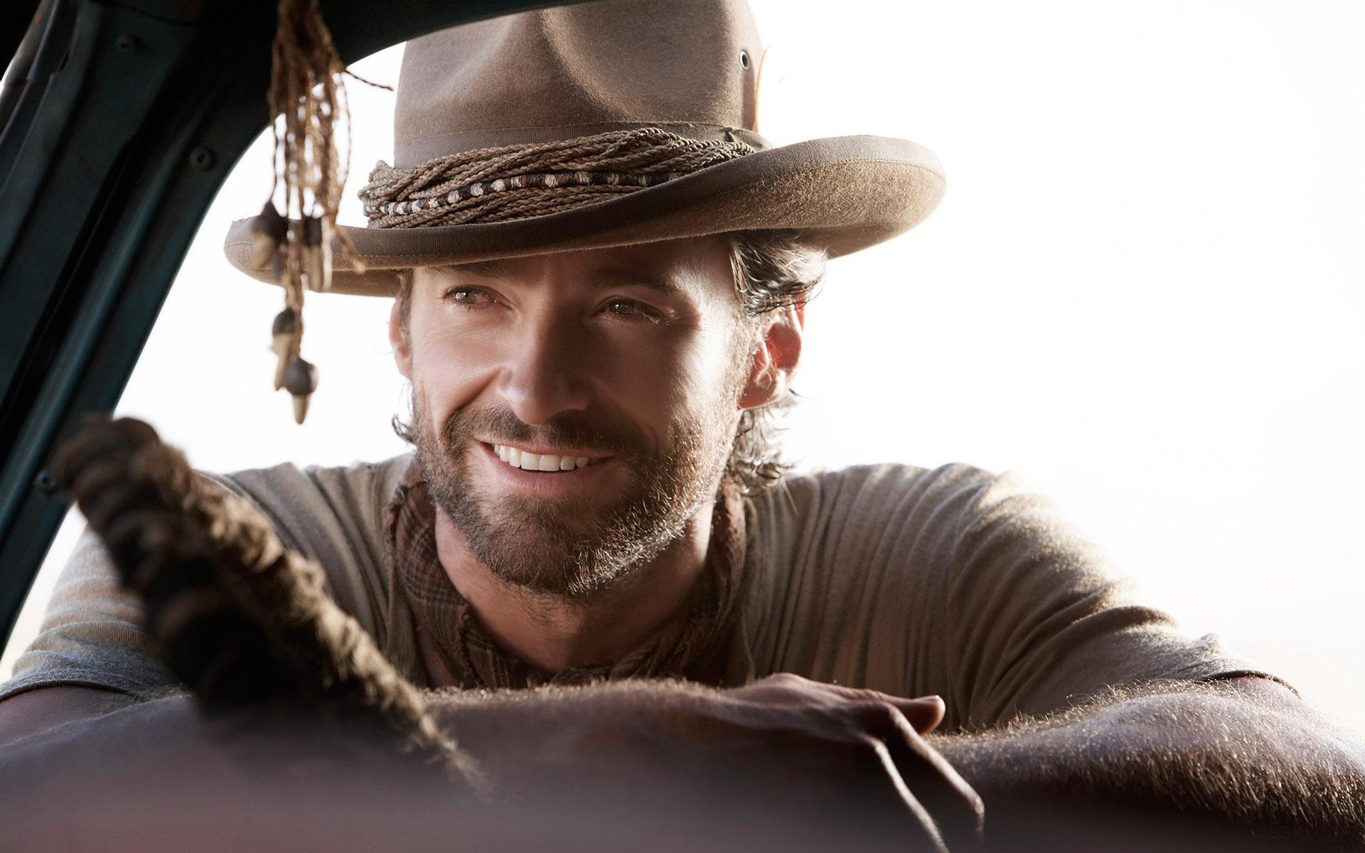 hugh jackman chapeau de cow-boy sourire portrait acteurs regard minet mal rasé yeux visage