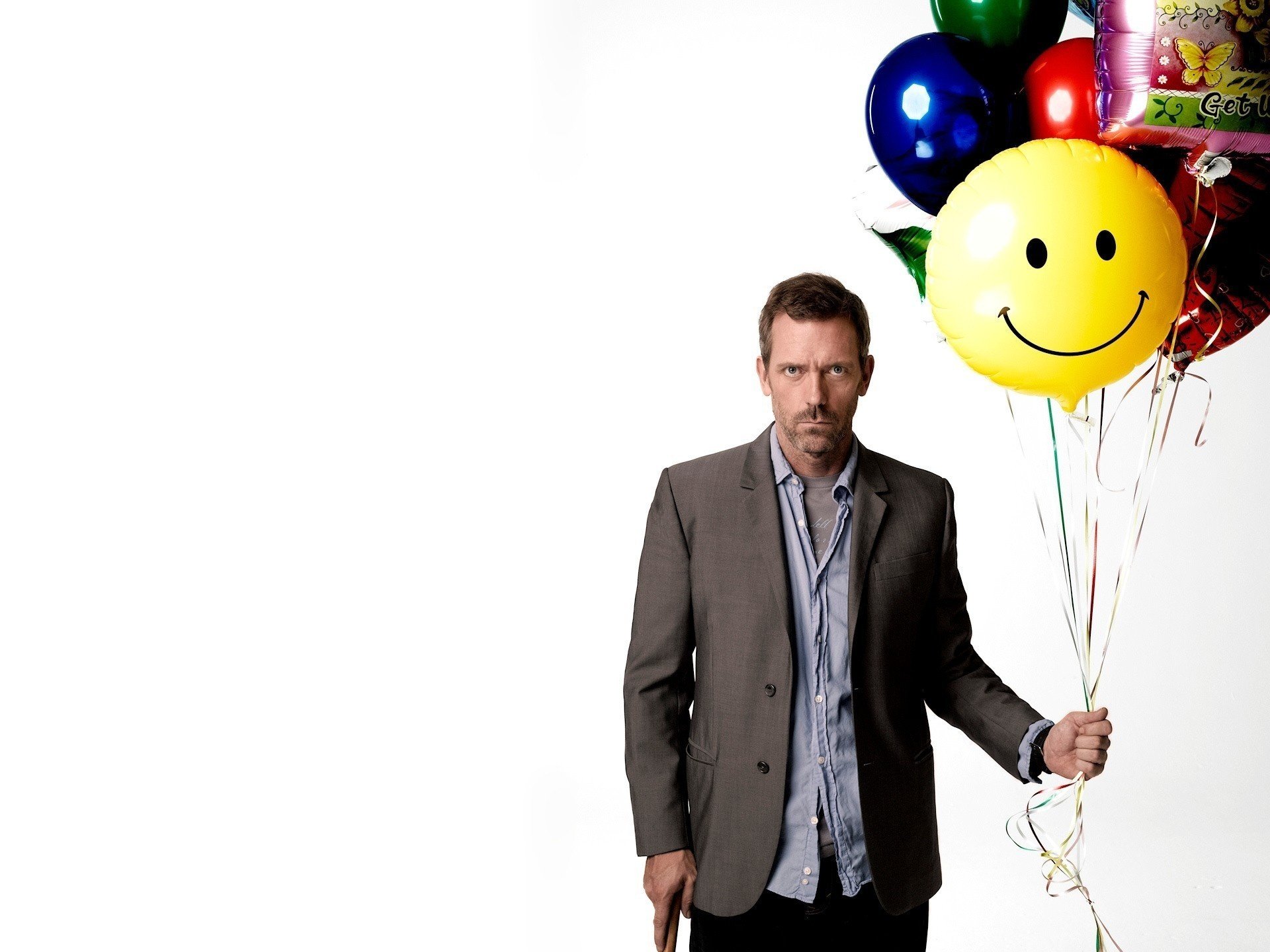 В твоем лице поздравляю. Хью Лори с шариками. Хью Лори фото. Доктор Хаус с шариками. Доктор Хаус с днем рождения.