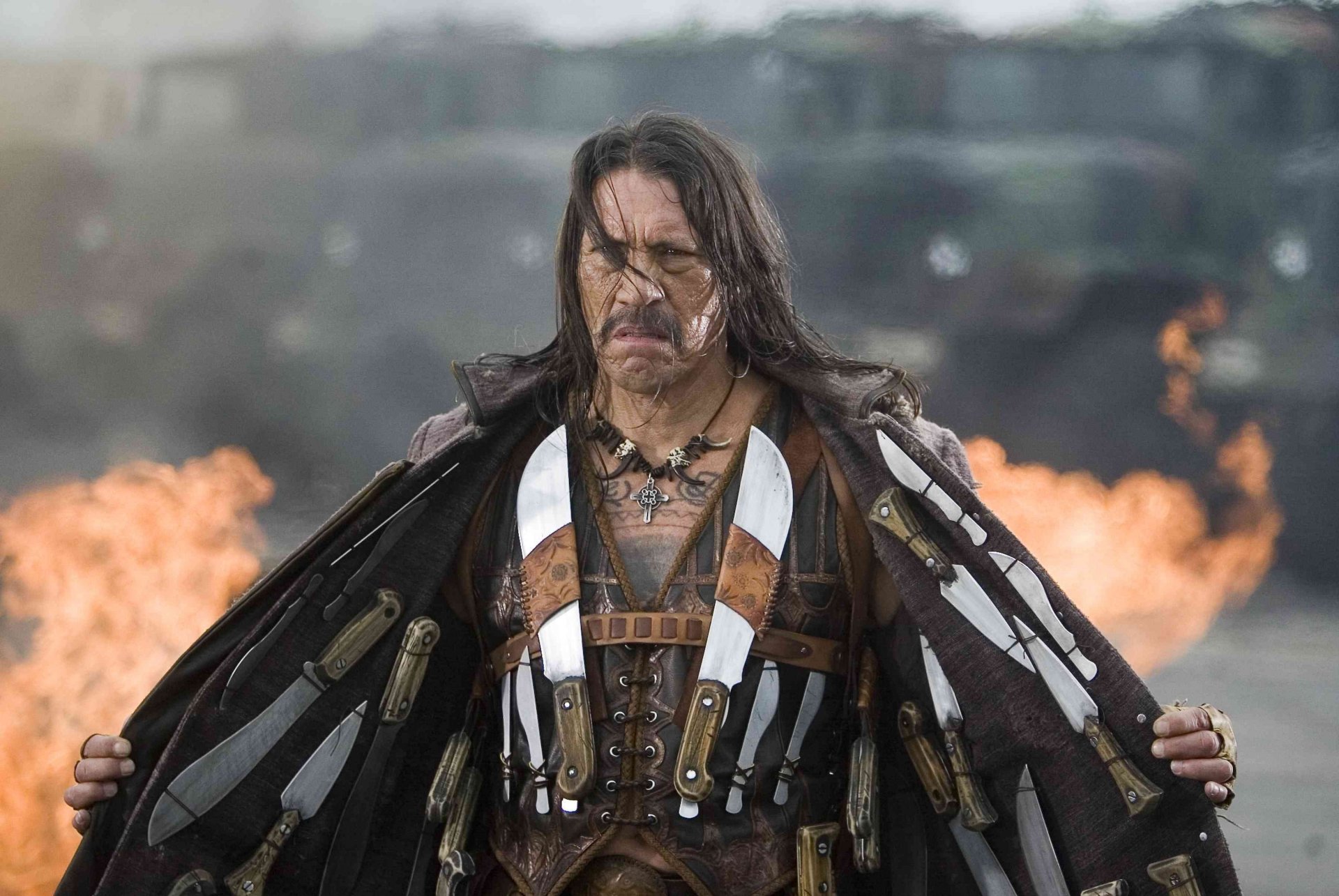 danny trejo kalte waffe messer schauspieler blick schnurrbart lange haare film rahmen filme gesicht tätowierung