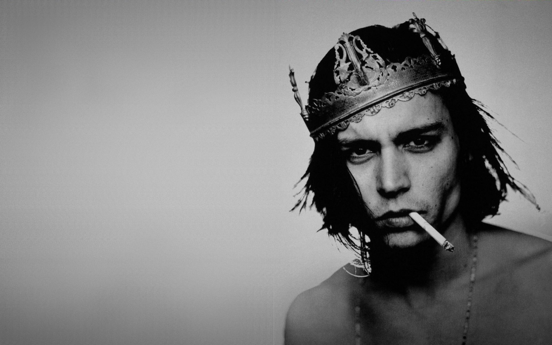 johnny depp acteur couronne cigarette regard portrait acteurs yeux visage films cinéma noir et blanc