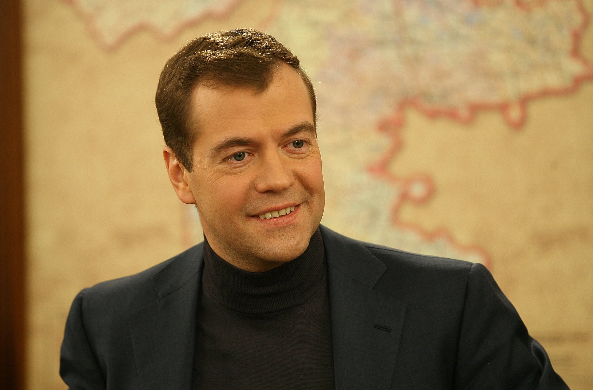 col roulé ana toliy medvedev medvedev président jeune homme portrait vue politique russie sourire veste yeux visage