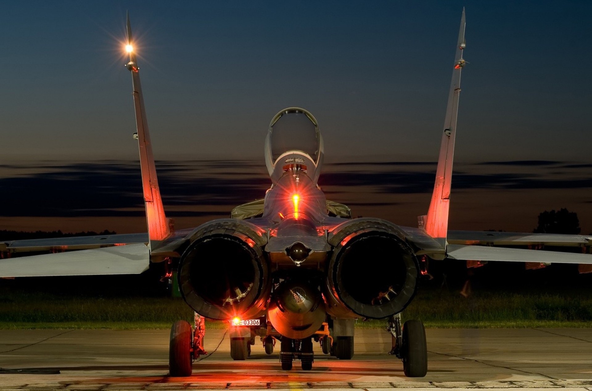 gros plan gris nuit avion lumière combattant mig-29