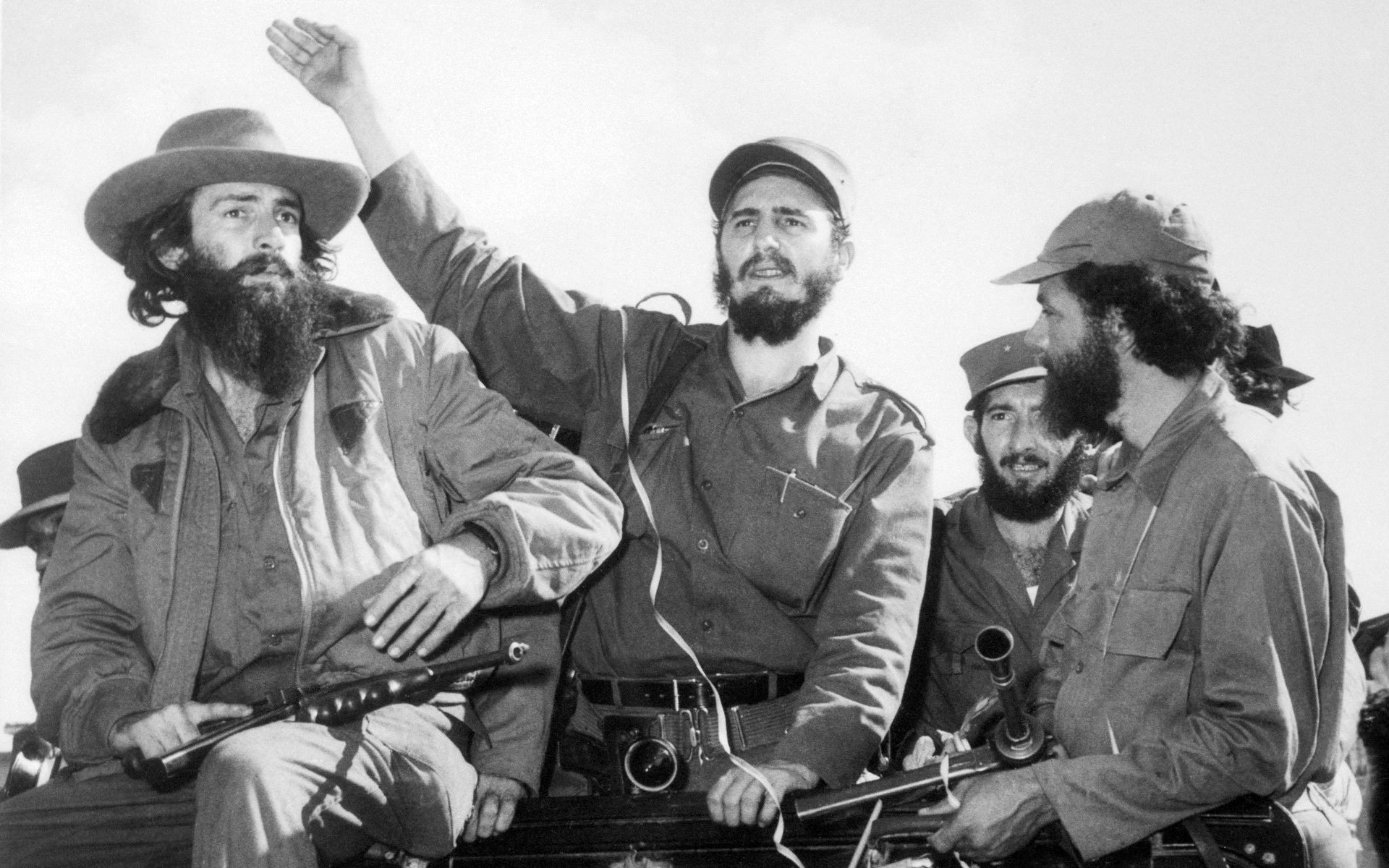 fidel castro rebelión revolución vista política socialismo cuba político llamamiento hombres barba armas sombrero sombreros ojos cara blanco negro