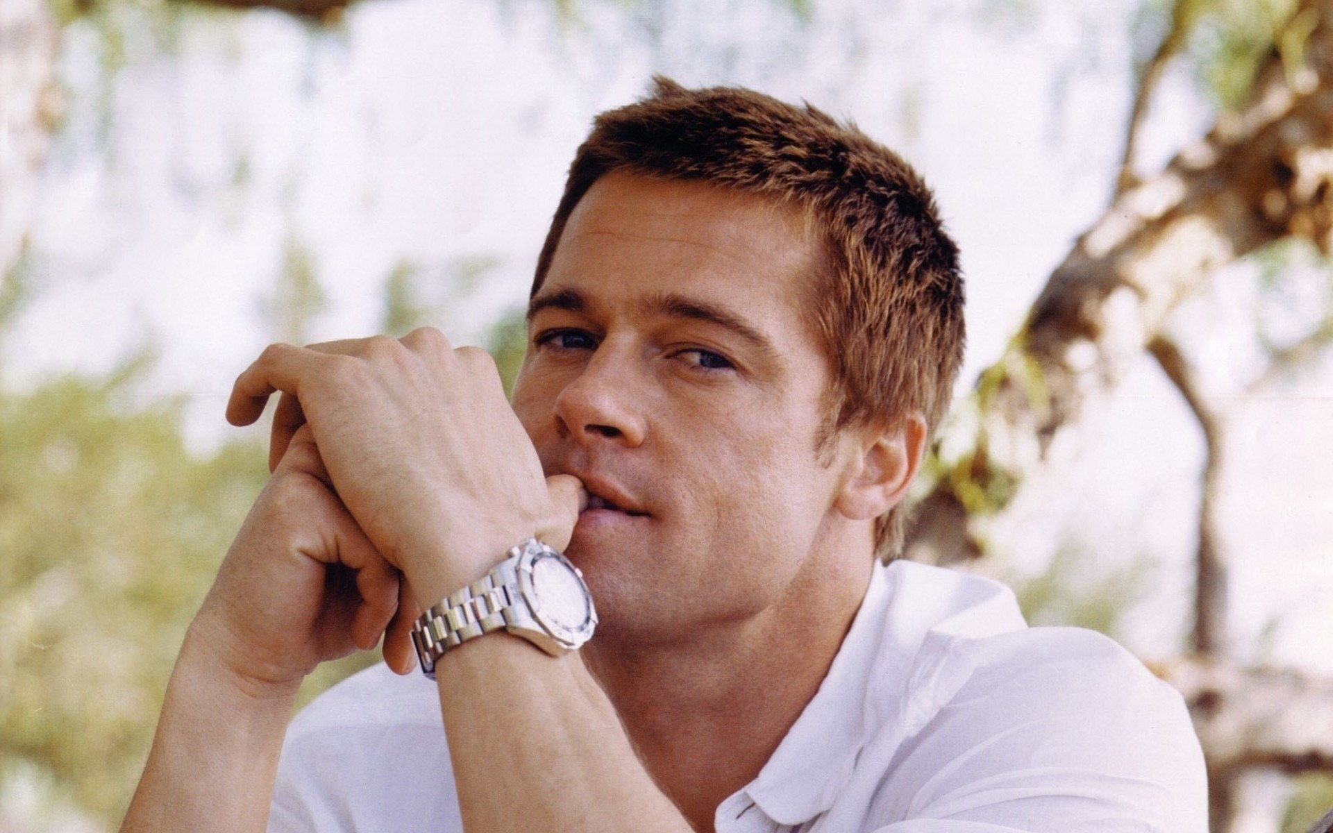 charismatique homme nature portrait vue acteur brad pitt horloge bel homme yeux visage