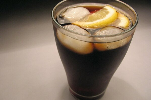 Non c è niente di meglio al caldo di una tazza di cola ghiacciata