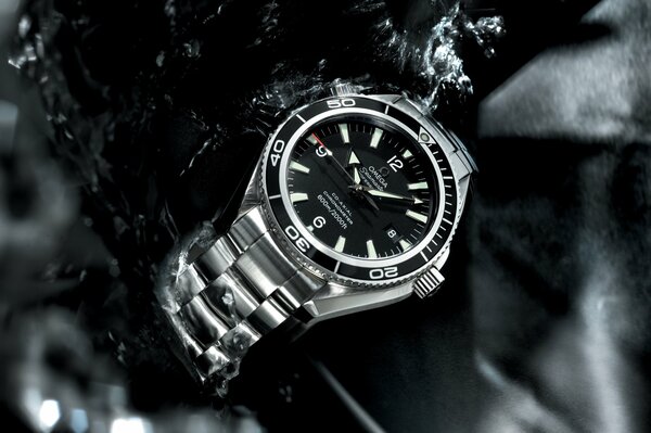 Duży zegarek Omega seamaster w wodzie