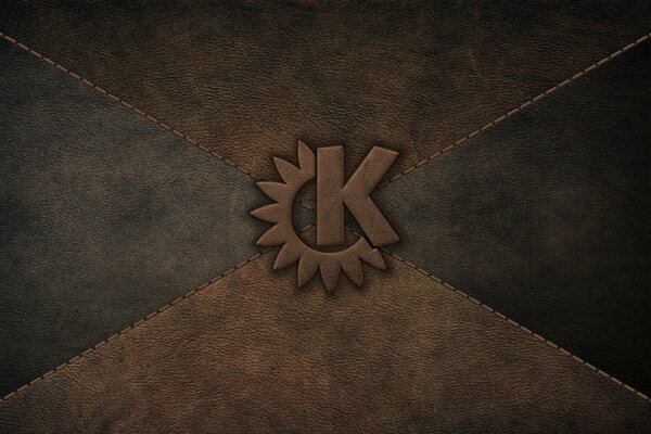 Logo a forma di fiore con la lettera K sul prodotto in pelle