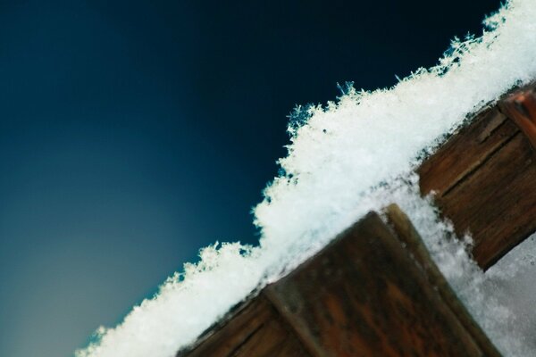 Fiocco di neve nel blu della recinzione di legno