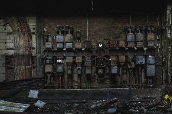 Elektrische Schilde in einer verlassenen Fabrik