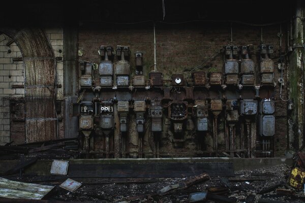 Paneles eléctricos en una fábrica abandonada