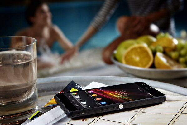 Teléfono móvil Sony Xperia en la mesa