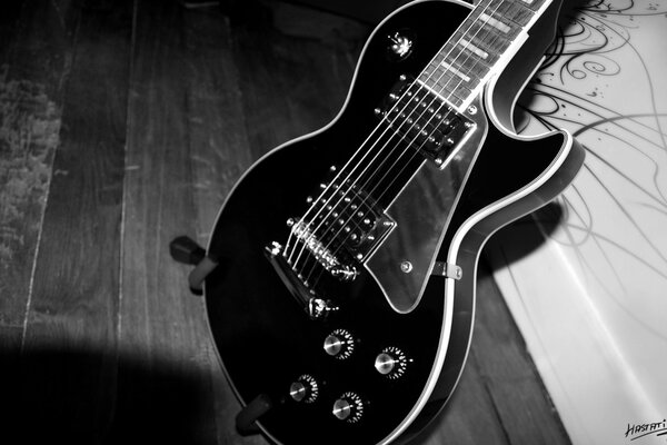 Guitarra eléctrica de color negro. Guitarra sobre fondo blanco y negro
