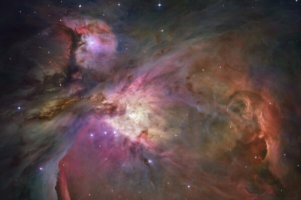 Розовые оттенки туманности со звездами в космосе