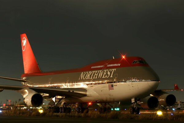 Luftflugzeug auf der Landebahn nachts