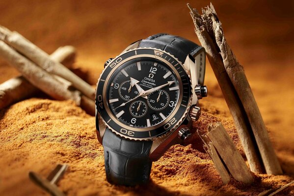 Zegarek z chronometrem na piasku z drewnem