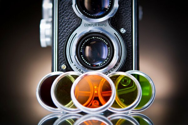 Fotocamera con lenti retrò multicolori