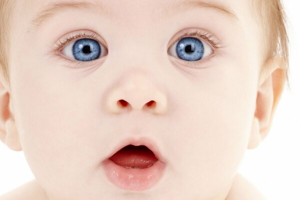 Bebé de ojos azules con la boca abierta