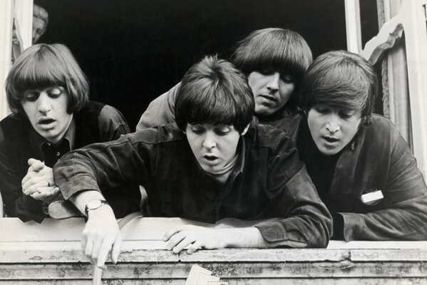 Das legendäre Beatles-Quartett von der Fensterbank senkte den Blick nach unten