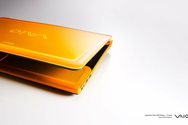 Advertising of an orange-colored laptop