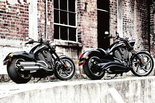 Bikes are standing near a brick wall