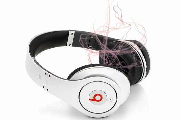 Auriculares blancos hermosos para la computadora