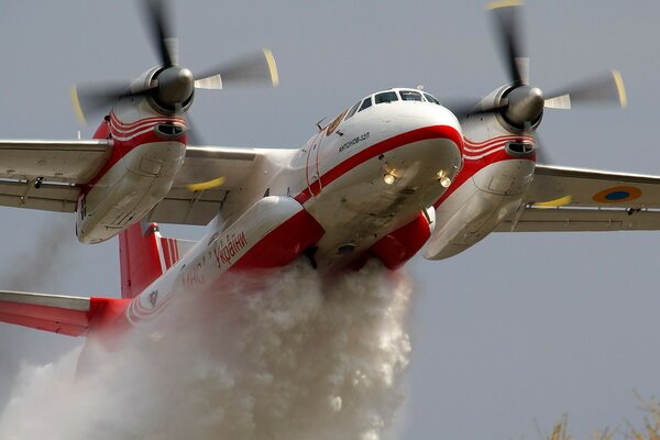 The extinguishing process performed by the TU-142 aircraft