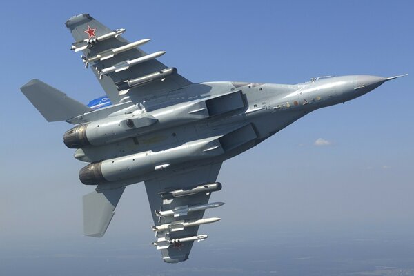 Aereo MiG-35 su uno sfondo di volo del cielo