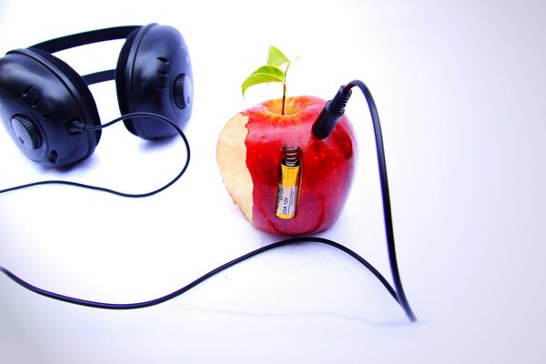 Manzana roja en auriculares con batería