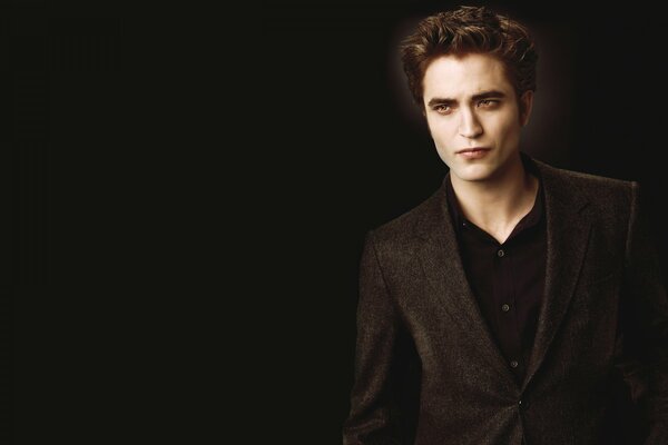 Przystojny wampir z filmu Zmierzch. Robert Pattinson na ciemnym tle