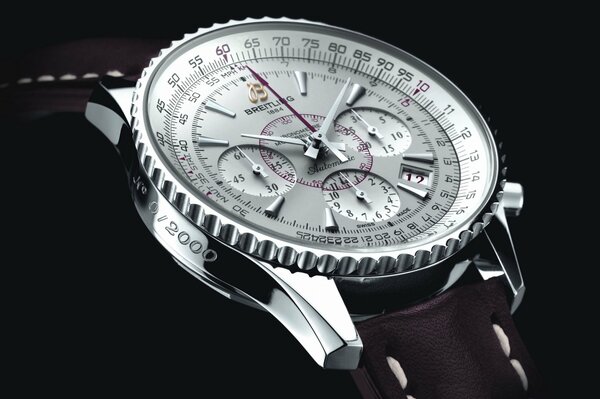 Esfera de reloj breitling con correa oscura