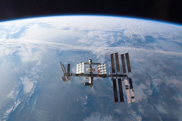 Stazione orbitale sullo sfondo della terra nell universo