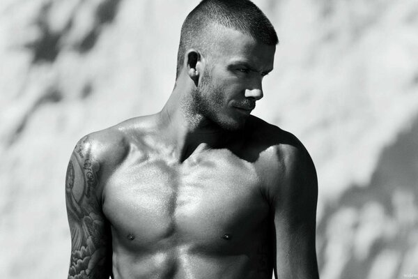 David Beckham a découvert son torse et ses tatouages pour qu on puisse voir ses seins.