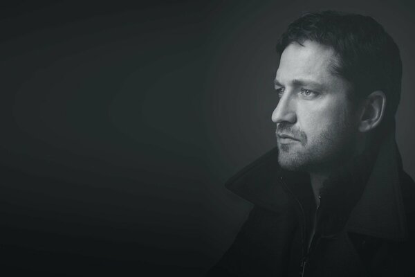 Portrait de Gerald Butler en noir et blanc