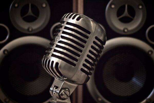 Micrófono profesional en estudio de grabación